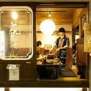 木の温もりあふれる趣のある店内。おしゃれな空間でくつろぎのひと時を過ごすことができます。九州の美味しい料理と種類豊富な旨いお酒で、ゆったりとした時間をどうぞ。