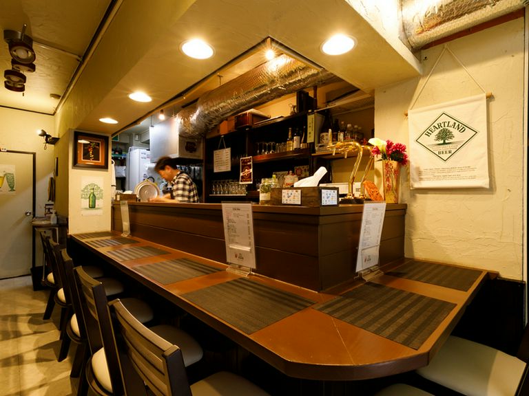 カウンター6席のみ。アジアン料理好きが集まる隠れ家