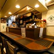 店内はカウンター席のみ、静かで落ち着ける空間です。食べたい料理を食べてさっと切り上げるもよし、好きなお酒を頼んでゆったり過ごすもよし。自由な雰囲気が魅力です。