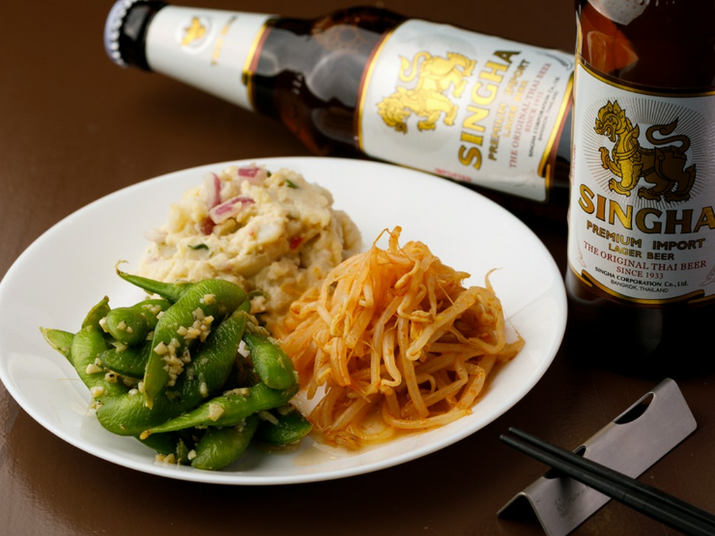スパイシーなおつまみと『シンハービール』で乾杯