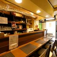 カウンターだけの静かな店だから、一人でふらりと立ち寄るのにぴったりです。「今すぐにぜひ食べたい料理、飲みたいお酒」が待っています。　