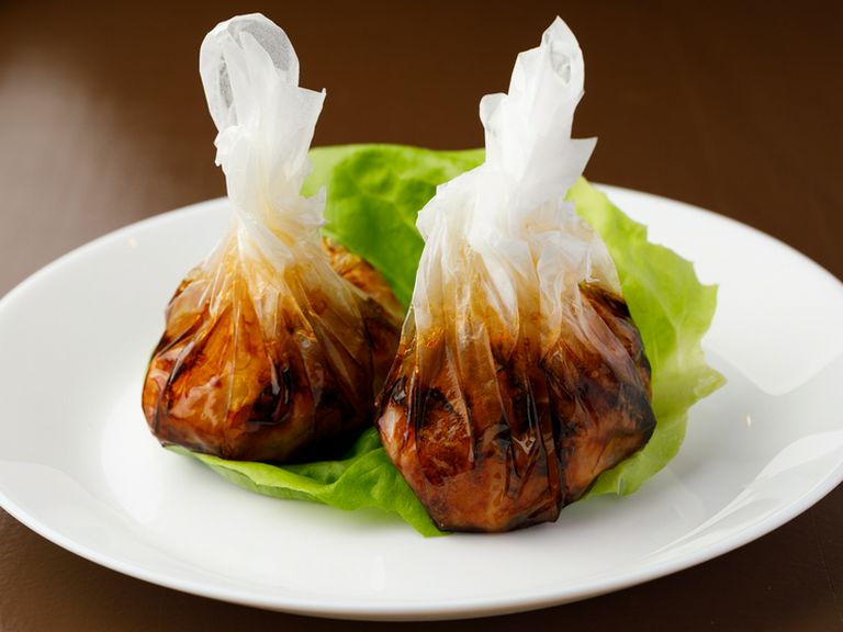シンガポール名物!『ペーパーチキン』(価格は1個あたり、注文は2個〜)