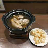 ポークスペアリブをスパイスやニンニクと煮込んだ、シンガポールスタイルのコショウのきいたスープです。