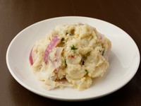グリーンカレー風味でパクチーの入ったポテトサラダです