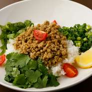 『エスニックまぜカレー』をはじめ、パクチー好きが食べたいメニューが満載です。パクチー多めのリクエストも可能です。