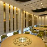 1室8名まで入れる個室を3部屋用意。仕切りのある個室ですが、最大24名まで入れる1部屋の完全個室にアレンジすることもできます。接待やデートはもちろん
誕生日会や家族の食事会、女子会などにもおすすめです。