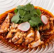 しっとりジューシーな鶏肉を旨辛な特製タレで。
［ハーフ］1330円