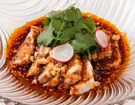 しっとりジューシーな鶏肉を旨辛な特製タレで。
［ハーフ］1330円