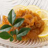 中国風ピリ辛三杯酢仕立て。コリコリ食感がたまらなく美味しい。
［ハーフ］1540円