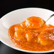 大振りの海老、辛さの中に香りと甘みを感じる絶品チリソース。
［ハーフ］1330円