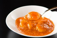 大振りの海老、辛さの中に香りと甘みを感じる絶品チリソース。
［ハーフ］1330円