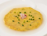 濃厚な玉子と蟹の風味豊かなオムレツをイタリア産岩塩のあっさりソースで。