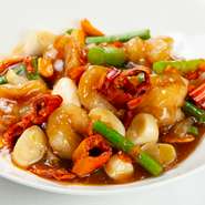 紹興酒の芳醇際立つ甘辛ダレ、ピーナッツとスナック唐辛子で炒めた一品。
［ハーフ］1400円