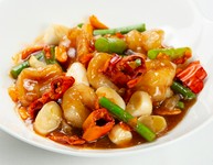 紹興酒の芳醇際立つ甘辛ダレ、ピーナッツとスナック唐辛子で炒めた一品。
［ハーフ］1400円