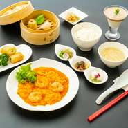 週替わりのメイン料理を中心に、前菜、点心、スープ、デザートまで楽しめるコース。
（本日の季節の前菜３点、点心三種、自家製春巻き、週替わりメイン料理、白飯、スープ、搾菜、本日のデザート）