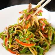 柔らかな牛肉と食感の良いピーマンは中国料理の定番。
［ハーフ］2050円