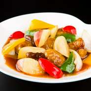 山形県産「米の娘豚」の旨みと旬のフルーツを使った酢豚。爽やかで上品な味わい。
［ハーフ］1330円