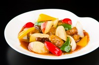 山形県産「米の娘豚」の旨みと旬のフルーツを使った酢豚。爽やかで上品な味わい。
［ハーフ］1330円
