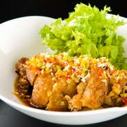 蒸した山形県産「さくらんぼ鶏」のモモ肉を揚げ、甘酸っぱい油林ソースで。