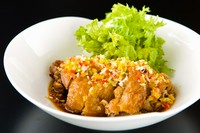蒸した山形県産「さくらんぼ鶏」のモモ肉を揚げ、甘酸っぱい油林ソースで。