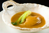 蒸した山形県産「さくらんぼ鶏」のモモ肉を揚げ、甘酸っぱい油林ソースで。