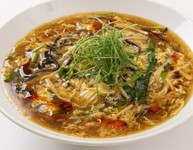 干し豆腐やレタスなど具材も香琳流。酸っぱ辛いスープが絶品。