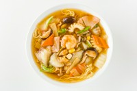 海老や生椎茸など13種のたっぷり具材を熱々の醤油餡で。