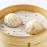 あふれるスープの旨みが一気に広がる“口福感”。豚肉の旨み、薬味の爽やかさ、モチッとした皮の食感、すべてがいったいとなった一品です。やけどにご注意あれ。