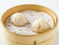 あふれるスープの旨みが一気に広がる“口福感”。豚肉の旨み、薬味の爽やかさ、モチッとした皮の食感、すべてがいったいとなった一品です。やけどにご注意あれ。