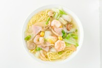 大振りの海老など9種の具材、旨味ある塩味ベースの餡で。