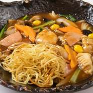 12種の具沢山の醤油餡を麺に絡めて。