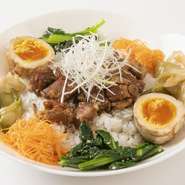 豚バラ肉を八角のスパイス香甘辛タレで煮込んだ台湾定番の屋台飯