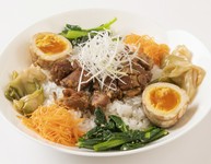 豚バラ肉を八角のスパイス香甘辛タレで煮込んだ台湾定番の屋台飯