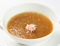 醤油味の白湯スープにカニとフカヒレが入った高級品。