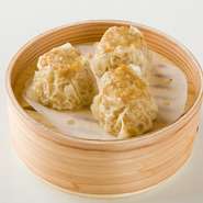 ジューシーな肉の旨味、辛子醤油と一緒にどうぞ。