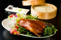 本場・北京式で提供される一品。肉厚にカットしたダックの皮と甜麺醤、季節のフルーツ、きゅうりと葱を包んでパクリ。香ばしい北京ダックの甘い脂と弾力、野菜の旨みを堪能できます。