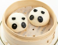 見た目もキュートなパンダ饅頭。程よい甘さのあんこ入り。