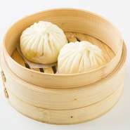 ふわふわの生地と豚肉と椎茸が風味豊かな餡が最高。