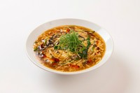 干し豆腐やレタスなど具材も香琳流。酸っぱ辛いスープが絶品。
[大盛り]1580円
[小盛り]840円