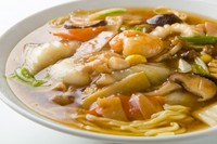 海老や生椎茸など12種のたっぷり具材を熱々の醤油餡で。
[大盛り]1650円
[小盛り]880円