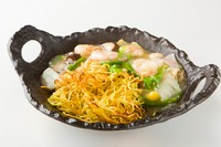 大振りの海老など9種の具材、コクのある塩味ベースの餡。
[大盛り]1750円
[小盛り]950円