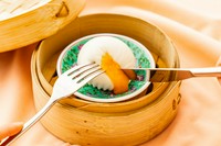 中から熱々のカスタードがとろりと溢れる、濃厚な味わいの一品。