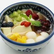 ほんのり豆の風味とふわとろな豆花は自家製シロップで。