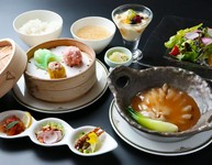 <2営業日前までの要予約>
前菜3種/点心3種/フカヒレ姿煮/サラダ/スープ/御飯/搾菜/デザート