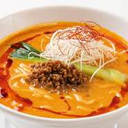 「香琳畑」で採れた旬野菜を彩りよく調理したチーズ風味の一皿。ミネラル豊富な漢方食材でもある中国野菜「金針菜（キンシンサイ）」も自社農園で育った“山形野菜”です。素材の味を引き立てる優しい味付けです。