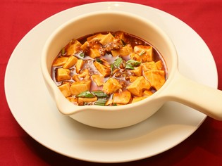 豆板醤の心地良い辛味がクセになる『香琳特製麻婆豆腐（赤）』