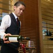 「すべてのお客様に喜んでいただけるサービスが目標です」と語る山崎氏。また訪れたいと思えるよう、細やかな目配り・気配りで、一人ひとりのゲストにチューニングを合わせ、心地良い接客サービスを行っています。