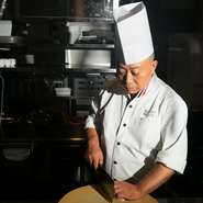 「山形県産の美味しい食材を届けたいとの思いで畑からつくっているので“ここだけ”の味わいを楽しんで欲しい」と語る渡辺氏。火を通して甘みを引き出したり生の食感を提案したり、食材と対話し料理を決めています。