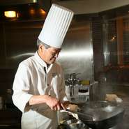 「中華料理には無限の広がりを感じる。下積み時代に食べたまかない料理が原点だ。」と語る高橋氏。ゲストのの喜びを原動力に、これからも挑戦を続けていく志は、料理にも込められています。