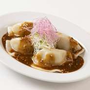 数々の経験を積んだ腕のある料理人がつくる、本格中国料理をリーズナブルに堪能。広々としたホールは、肩肘張らないアットホームな雰囲気。子ども連れにも気づかうサービスも心地良く、安心して家族で訪れられます。